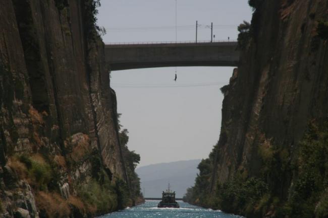 Extreme jumping in the Corinth channel