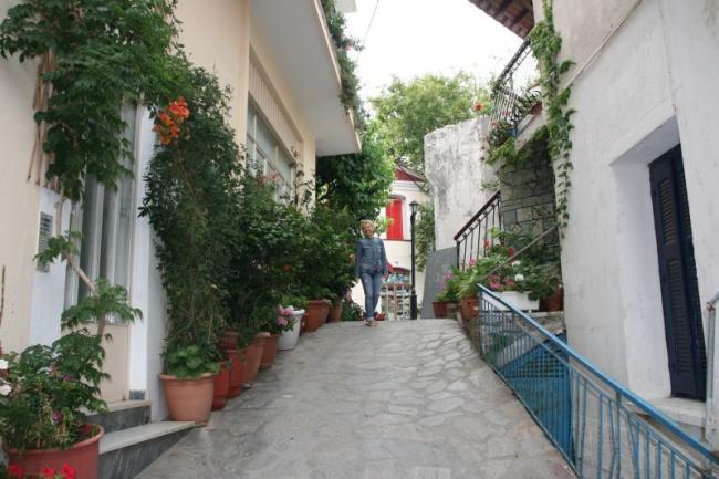 Walking along the streets of Christos Rahon village